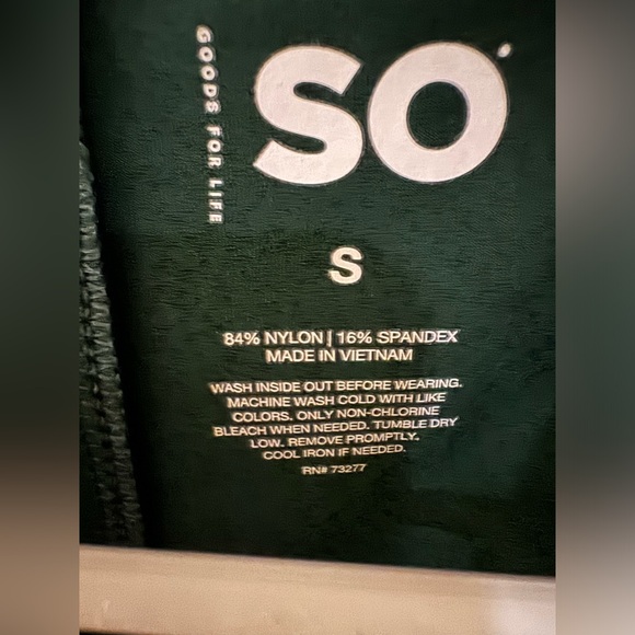 GREEN LONG SLEEVE SHIRT! NWT SO Light weight. Hunter green. - Picture 5 of 5